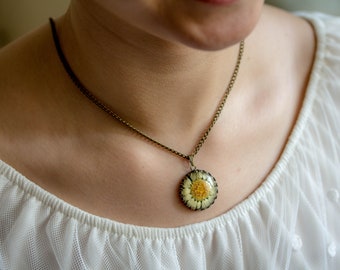 Real daisy necklace, small marguerite, resin jewelry, boho necklace, flower necklace, nature jewelry, real flower necklace, unique gift