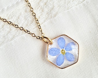 Honeycomb Small Minimalist Necklace, Real Myosotis, Pressed Flower, Versissmeinnicht Nature Jewelry, Hexagon, gold Geometric necklace