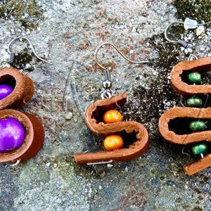 Boucle doreille en sciure de bois en cuir et boules colorées. 3 modèles à choisir parmi 1 image 1