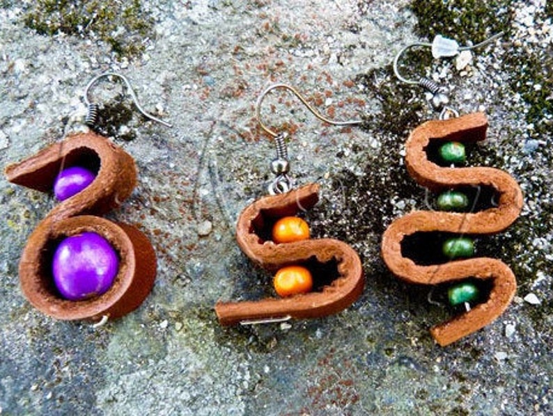 Boucle doreille en sciure de bois en cuir et boules colorées. 3 modèles à choisir parmi 1 image 1