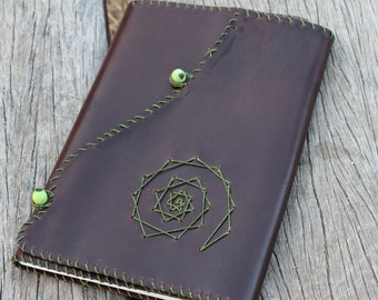 Libreta/cuaderno A5 con funda de cuero y decoración en macramé. Cierre doble