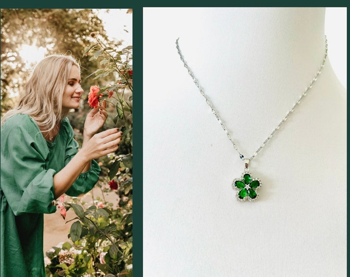 Grüne Kette mit Blümchen Anhänger,Halskette Blume silber grün Zirkonia Stein,Glitzer Kette smaragdgrün dunkelgrün*Blütenkette silber grün