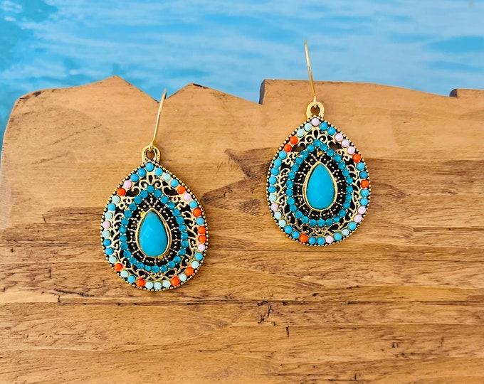 Türkis gold Hängeohrringe*Bunte Tropfen Ohrringe hängend * Bunte Ohrringe Tropfenform mit kleinen Steinchen * Bunte Ohrringe im Boho Stil