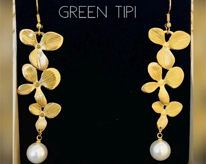 Long golden earrings hanging*Dangle earrings gold pearl*elegant earrings*Statement earrings flowers blossoms leaf*Boho wedding pearl earrings