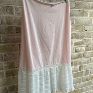 Vintage slip skirt lace seashell pink 1970 70s hippie hippy boho bohemian lace delicate size medium small 8 10