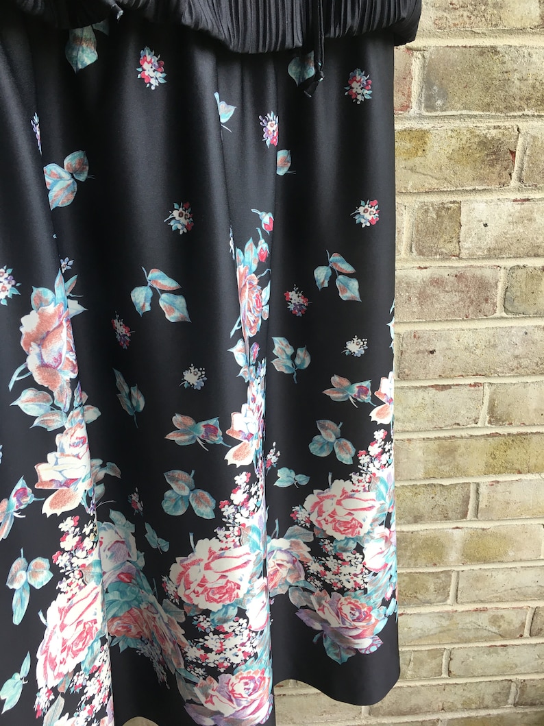 Plus size vintage dress 1970 70s roses black blouson cap sleeves midi circle skirt boho hippie size 14 16 18 xl xxl 1x 2x