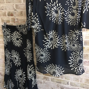 Plus size vintage skirt shirt set size 20 black and white floral split shoulder top elastic waist 90s
