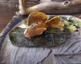 Décoration d'encens, poisson pour cônes d'encens, poisson rouge sur feuille de céramique