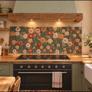 Könnte beinhalten: Ein Küchenrückwand-Mosaik aus dreidimensionalen Keramikblumen in Orange-, Rot- und Weißtönen, durchsetzt mit strukturierten grünen Blättern, installiert über einem schwarzen Elektroherd und einer Arbeitsplatte aus Holz.