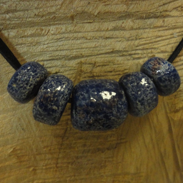 Keramikkette, Halskette, Damenschmuck, Keramikperlen, runde Steine, blaue Keramikperlen