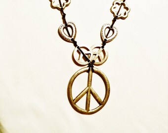 Lederkette mit Peacezeichen und Herzelementen in altsilberfarbenen Metall,Hippie Boho Avantgarde,Geschenk unisex, Modeschmuck der 70er Jahre