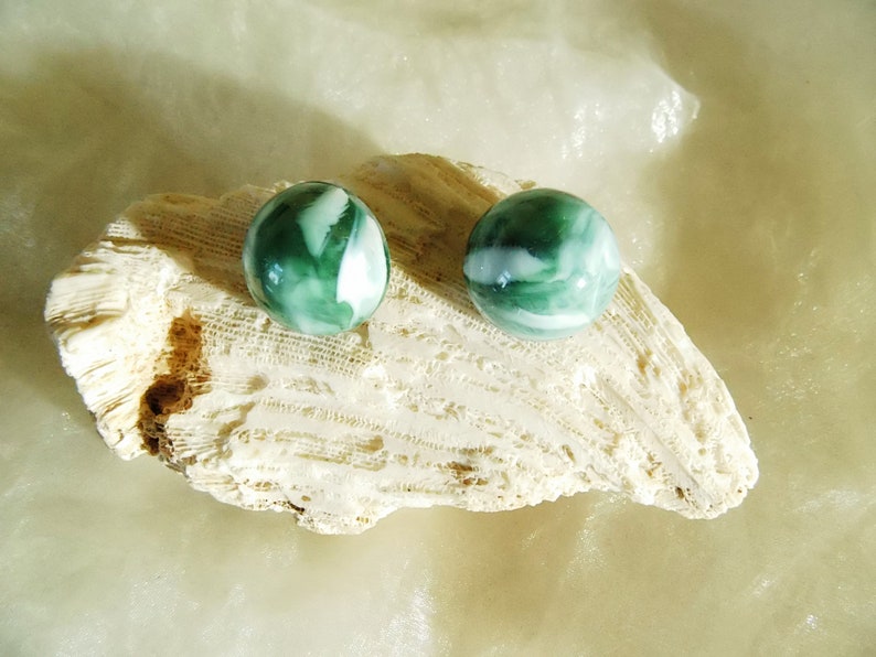 grüne marmorierte Ohrclips der 70er Jahre als Geschenk für Frauen zum Geburtstag Bild 7