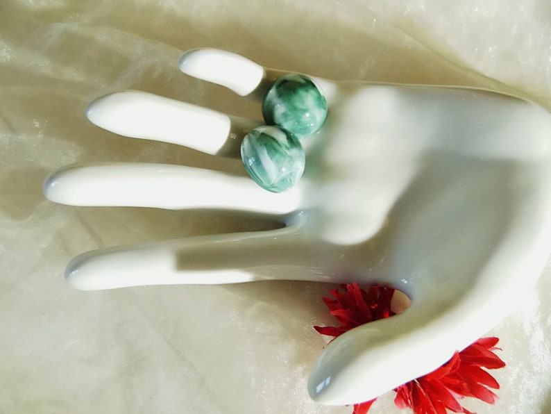 grüne marmorierte Ohrclips der 70er Jahre als Geschenk für Frauen zum Geburtstag Bild 4
