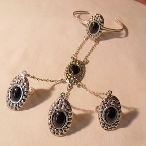 Sklavenarmband mit 3 Ringen silberfarben mit schwarzen Cabachons 80er Jahre, Geschenk Frauen, exentrisch mit Ringen,  ART 627191517