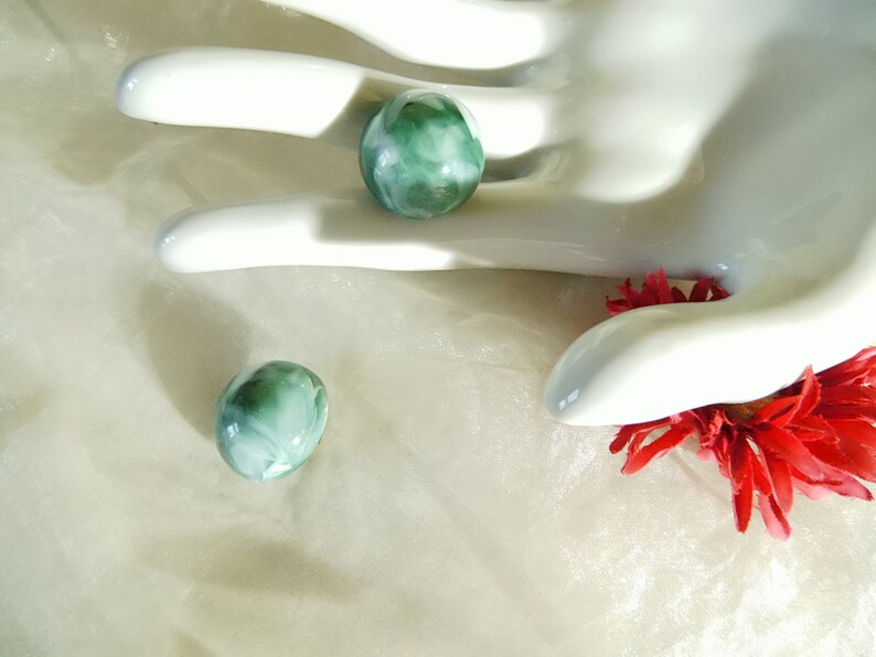 grüne marmorierte Ohrclips der 70er Jahre als Geschenk für Frauen zum Geburtstag Bild 8