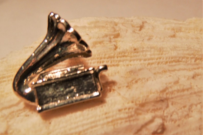 sehr kleine silberfarbene Brosche Grammophon als Geschenk für Musikfans unisex aus den 80er Jahren Bild 2