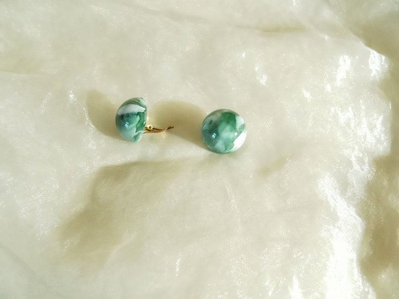 grüne marmorierte Ohrclips der 70er Jahre als Geschenk für Frauen zum Geburtstag Bild 2