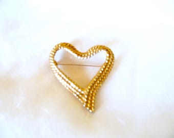 große dreifach gebänderte Herzbrosche goldfarben der 80er Jahre, Geschenk für Frauen, schwerer Anstecker, elegante Brosche, ART 4310419910