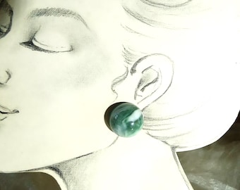 Clips d'oreilles marbrés verts des années 70 comme cadeau d'anniversaire pour femme