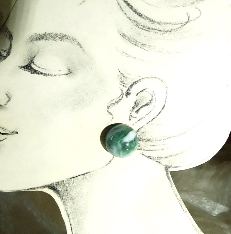 grüne marmorierte Ohrclips der 70er Jahre als Geschenk für Frauen zum Geburtstag Bild 1