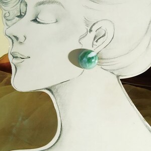 grüne marmorierte Ohrclips der 70er Jahre als Geschenk für Frauen zum Geburtstag Bild 3