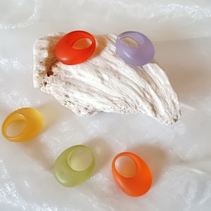 Chunky plastic ring in 5 colors, narrow, blunt from the 80s as a gift for her