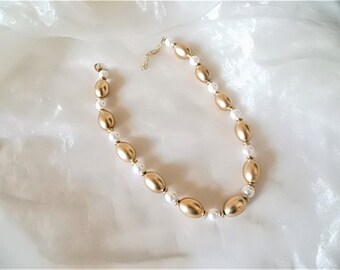 Kette mit schimmernden weißen und goldfarbenen Perlen, Geschenk Frauen, Vintage Kette der 60er Jahre, für Hochzeit, kurze Perlenkette