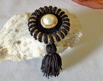 Black/gold-colored brooch, pin with cord decorative pearl and tassel from the 80s as a gift for women, mourning jewelry