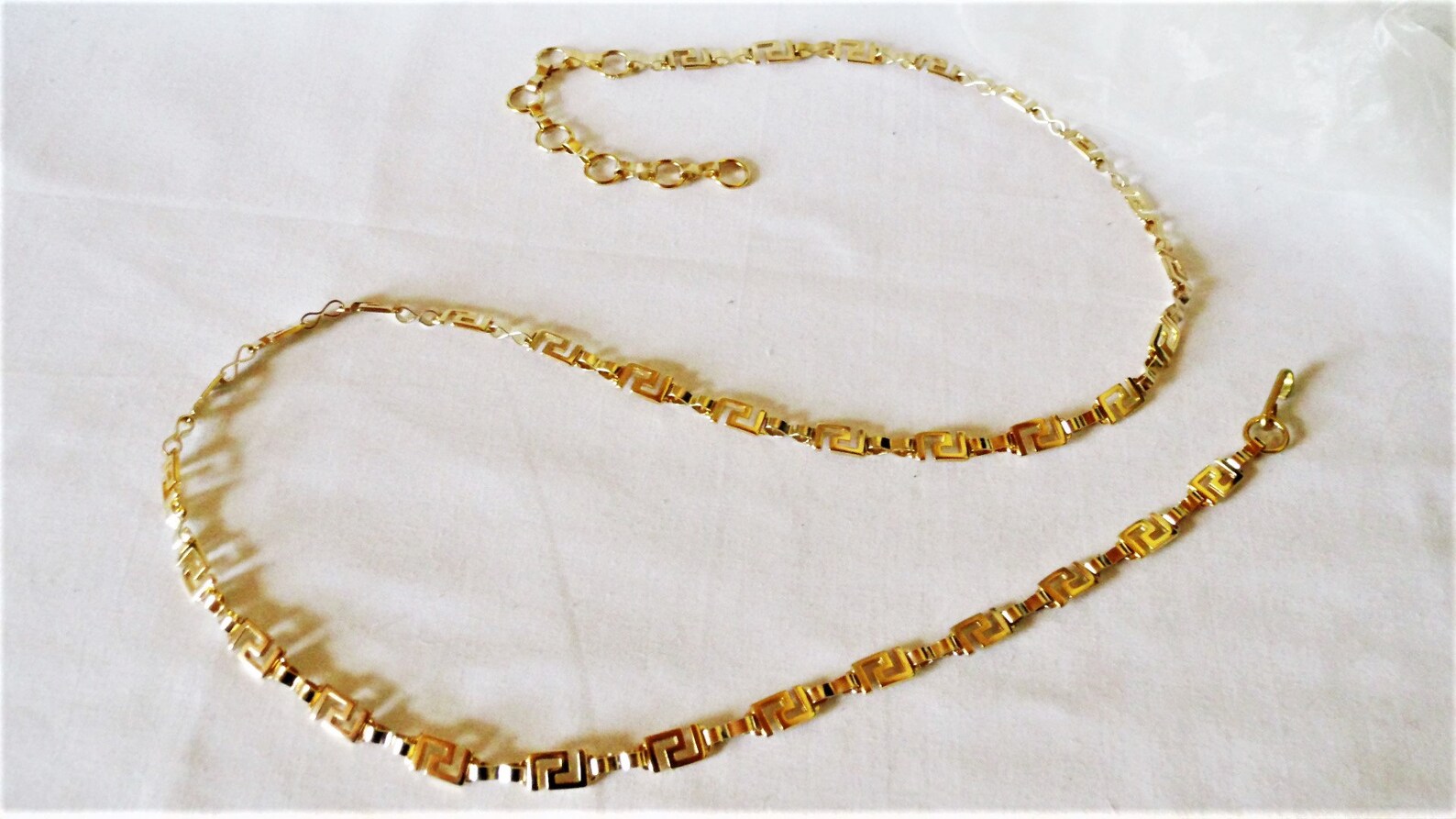 Vintage 1970s narrow gold-colored metal chain belt.