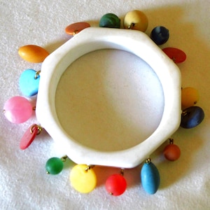Armreif weiß/bunt zum Rasseln, Armschmuck 80er Jahre, Geschenk Mädchen Frauen Geburtstag, Valentinstag, Hippie,Boho, ART 613353486
