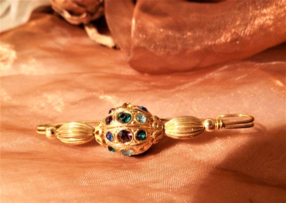 attractive elegant brooch/needle with colored crys