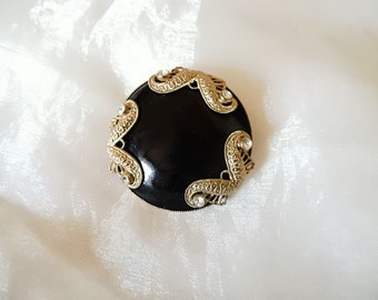 Brosche aus Kunststoff,rund schwarz/gold mit Verzierungen,Brosche 80er Jahre,Geschenk Frauen,Trauerschmuck,dekorativer Witwenschmuck