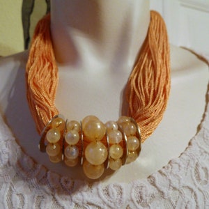 orange Statement Kette Textil mit Perlen, textiler Schmuck der 80er Jahre, Geschenk Frauen, farbige Textilkette, Avantgarde, ART 627191839