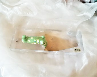 Drôle de pelle à gâteau insolite, pelle à gâteau en plastique peint vert, pelle à gâteau vers 2000