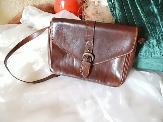 dunkelbraune Handtasche aus derben Leder, solide klassische Tasche, edle Umhängetasche 70er Jahre, schöner Shabbyzustand, ART 1187683479