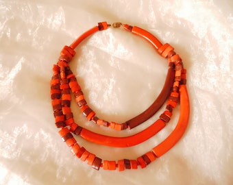 collier en bois noué en rouge/marron avec différentes perles des années 80 comme cadeau pour les femmes