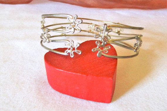 Silver-colored wire bangle with small flowers fro… - image 3