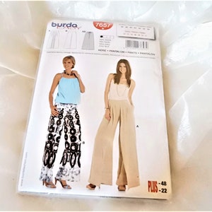 Può includere: Modello di cucito Burda Style 7657 per pantaloni. Il modello include due stili di pantaloni, uno con gamba larga e l'altro con gamba più aderente. Il modello è per le taglie 36-48.