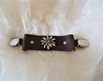 Lederraffer für Trachtenhemden mit silberfarbenen Clips, Lederhosen, Trachtenschmuck aus den 70er Jahren, Geschenk Unisex