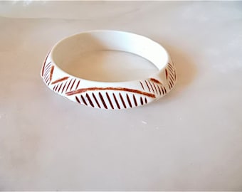 White bangle with pattern, square-looking bangle made of solid plastic, bangle with ornaments from the 60s, gift for women, ART 1260171564