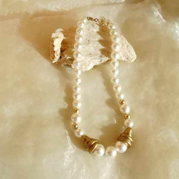 einreihige Perlenkette mit weißen und goldenen Perlen, aparte Perlenkette der 70er Jahre, Bohokette Avantgarde, Geschenk Frauen