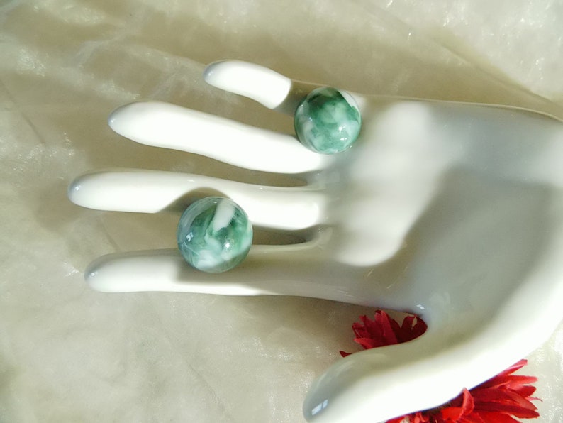 grüne marmorierte Ohrclips der 70er Jahre als Geschenk für Frauen zum Geburtstag Bild 6