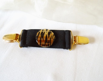 schwarz goldfarbener Blusenraffer mit einem Tigerknopf aus Kunststoff, Verschluss für offene Jacken, Geschenk, Boho,Hippie, ART 627192821