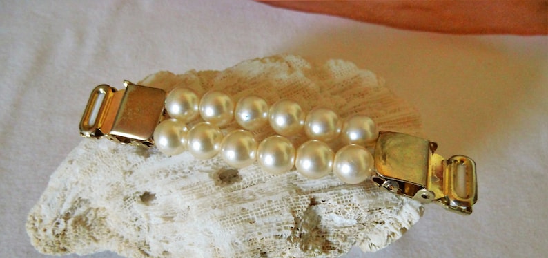 Blusenraffer mit hellen Perlen, für Anlässe, Hochzeit,eleganter Brautschmuck, Geschenk Frauen,Mädchen, Kommunion,80er Jahre Modeschmuck Bild 1