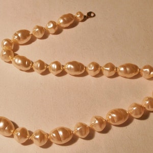 elegante edle Kette mit unregelmäßigen Perlen Ladylike wie echt wirkende Perlenkette der 60er Jahre für Hochzeit und Anlässe Kettenlänge  46