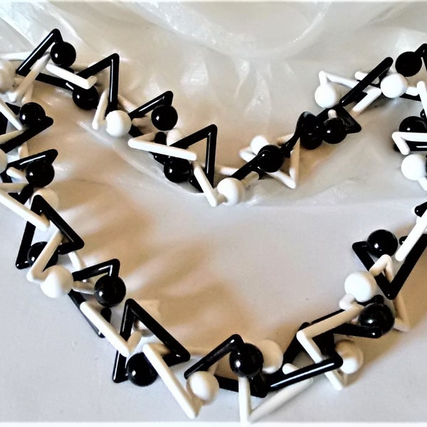 Plastic belt black and white three-dimensional 70s Bakelite look