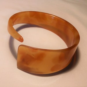 Bracelet en plastique couleur miel des années 1960, bracelet asymétrique du milieu du siècle, bracelet élégant et sophistiqué, ART 613352380