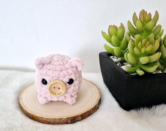 Mini Glücksschwein gehäkelt aus Chenillegarn,  handgemachtes Glücksbringer, Amigurumi Plüschtier, mit Holzknopf „handmade with love“