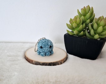Schlüsselanhänger Oktopus gehäkelt aus Chenillegarn, Mini Oktopus mit kurzen, runden Tentakeln, Amigurumi Pluschie, handmade Geschenk