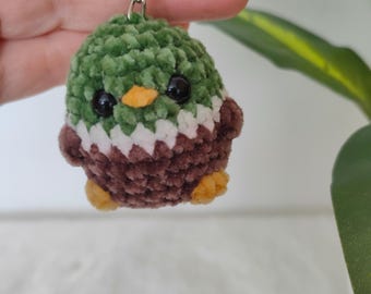 Schlüsselanhänger Stockente gehäkelt aus Chenillegarn, Mini Ente, Amigurumi Pluschie, handmade Geschenk